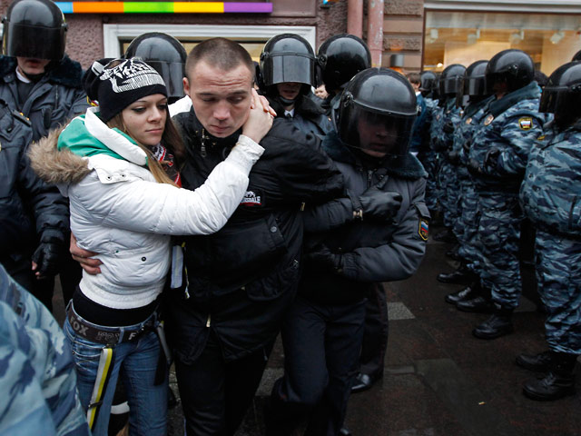 Участники акции "Русский марш", несанкционированной властями Санкт-Петербурга, попытались начать движение по Невскому проспекту, но были задержаны полицией