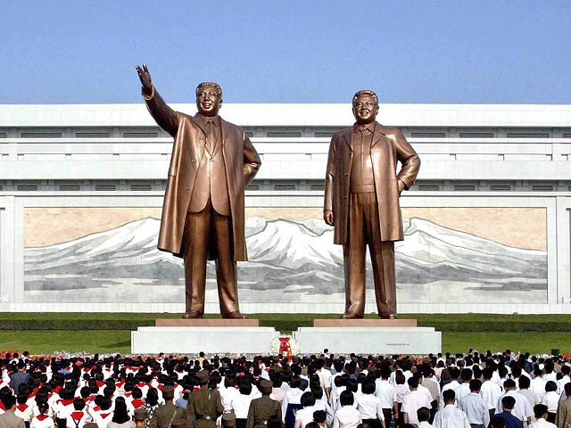 Российские парламентарии нанесли визит руководству Северной Кореи: представители всех четырех парламентских партий возложили цветы к монументам, построенным в память северокорейских лидеров Ким Ир Сена и Ким Чен Ира