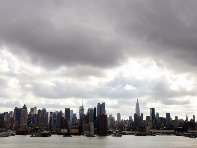 Мэр Нью-Йорка Майкл Блумберг распорядился закрыть все городские парки и пляжи в связи с новым штормом, надвигающимся на восточное побережье США