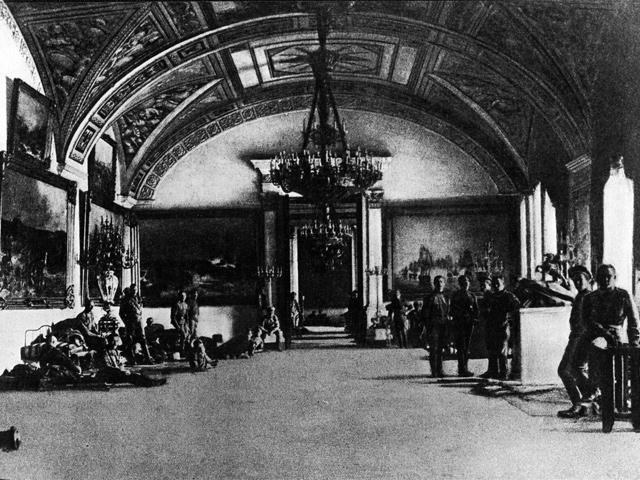 25 октября 1917 года Зимний дворец, где находились министры Временного правительства, был практически лишен связи с внешним миром