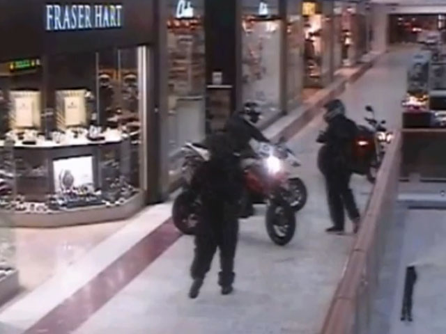 В Лондоне банда грабителей въехала на трех мотоциклах прямо в торговый центр и обчистила бутик