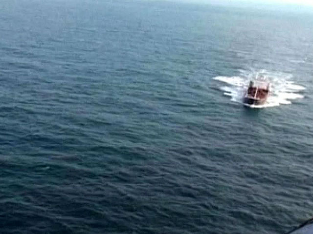 Спасатели обнаружили спасательный плот недалеко от места крушения сухогруза "Амурская", затонувшего в Охотском море, однако людей на нем не оказалос