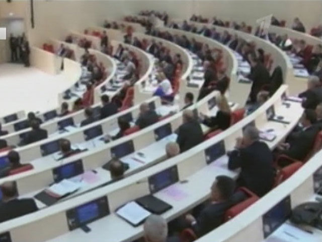 Возмущенные члены партии Саакашвили прекратили работу в парламенте, уверив, что это не бойкот
