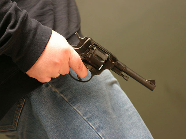 В городе Кисловодск Ставропольского края полицейские задержали вооруженного револьвером мужчину, которого подозревают в причинении огнестрельного ранения случайному встречному