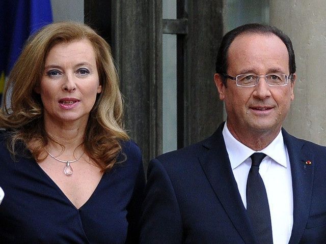 Спутница президента Франции Франсуа Олланда потребовала компенсацию в размере 85 тысяч евро от авторов ее скандальной биографии