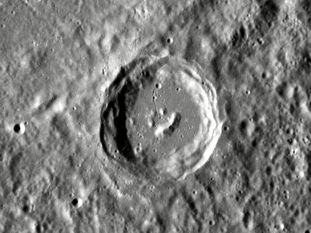 Знаменитые интернет-смайлики распространены не только на Земле, но и в космосе, выяснили ученые NASA, сфотографировавшие на меркурии "счастливый маленький кратер"