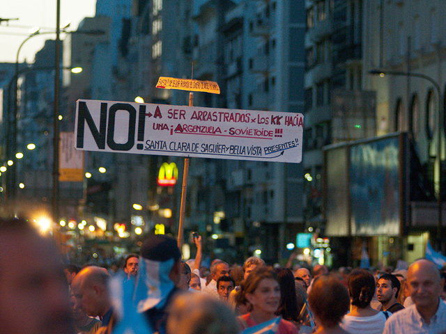 В столице Аргентины Буэнос-Айресе прошли массовые демонстрации против действий президента страны Кристины Фернандес де Киршнер и политики правительства