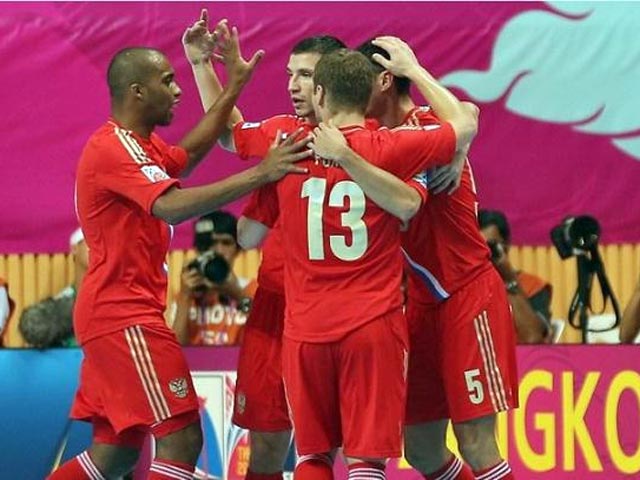 В заключительном матче группового этапа чемпионата мира по футзалу, который проходит в Тайланде, сборная России со счетом 2:0 нанесла поражение команде Колумбии и вышла в плей-офф турнира со стопроцентным показателем