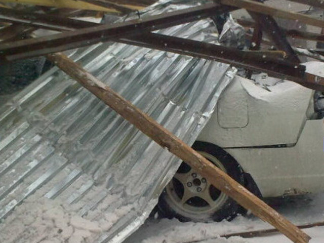 Во Владивостоке сильным ветром сорвало крышу с жилого дома и сбросило на стоявший внизу легковой автомобиль