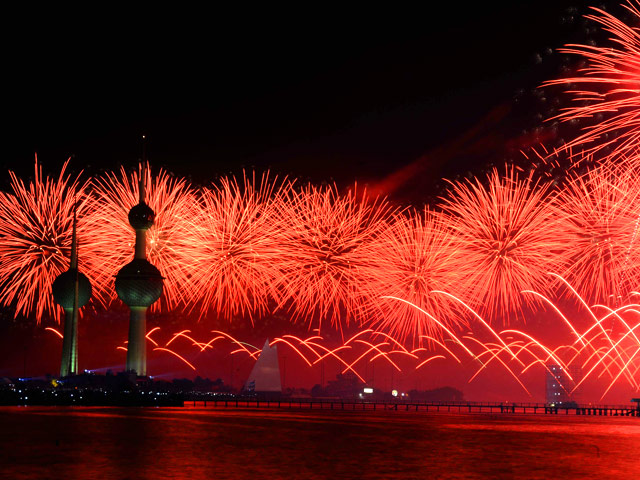 Эмир Кувейта подарил своему народу незабываемый праздник в день 50-летия Конституции, устроив самый грандиозный фейерверк в истории