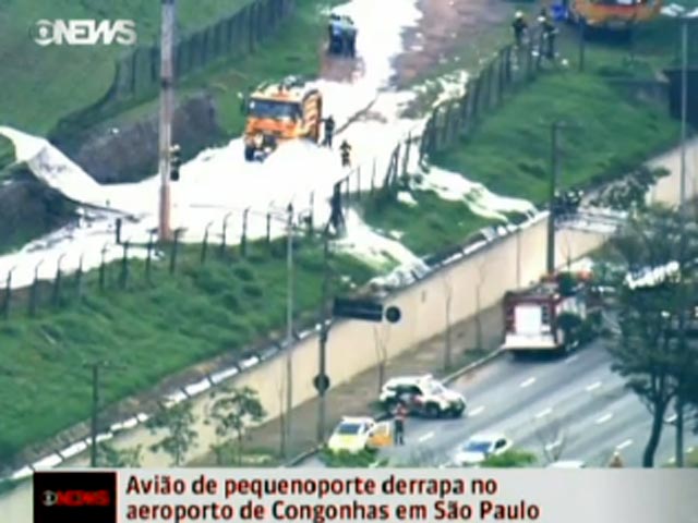 В Сан-Паулу легкомоторный самолет не смог затормозить и разбился об ограждение автострады
