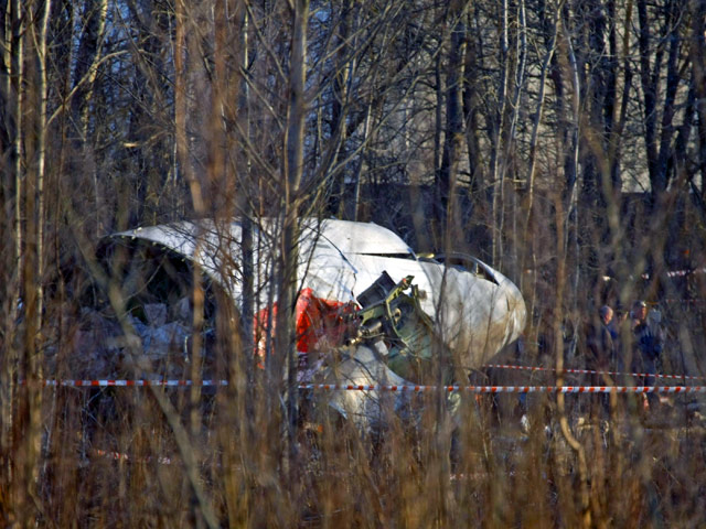 Останки двух жертв авиакатастрофы Ту-154 под Смоленском в 2010 году эксгумированы из-за подозрений, что их тела могли перепутать в процессе похорон