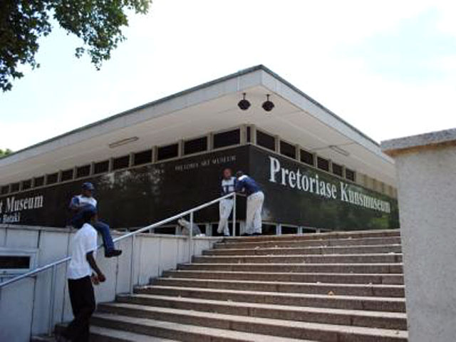 Группа преступников, выдавших себя за любознательных студентов-искусствоведов, совершила дерзкое ограбление музея в южноафриканской столице Претории, похитив из галереи художественные произведения