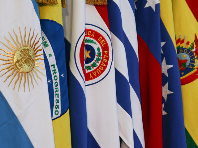 Парагвай выходит из политической изоляции: послы стран Южной Америки начинают возвращаться в Асунсьон. Они были отозваны в ответ на отстранение парламентом от власти законно избранного президента Фернандо Луго 22 июня этого года