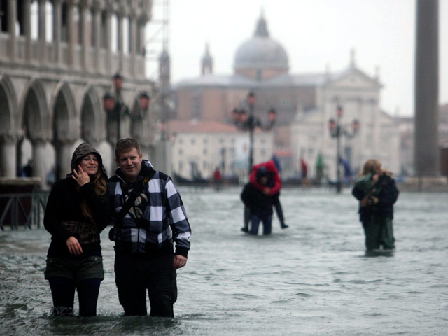 В то время как власти пытаются справиться с последствиями наводнения, затопившего во вторник 70% Венеции и другие регионы Италии, туристы подошли к такому событию креативно