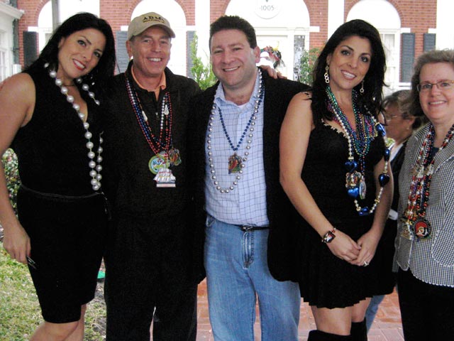 На фото слева направо: Натали Кавам, Дэвид Петрэус, Скотт и Джилл Келли, Холли Петрэус