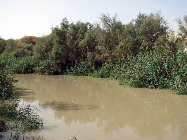 Патриарх Кирилл, находящийся с паломническим визитом на Святой земле, совершил в среду чин великого освящения вод в реке Иордан