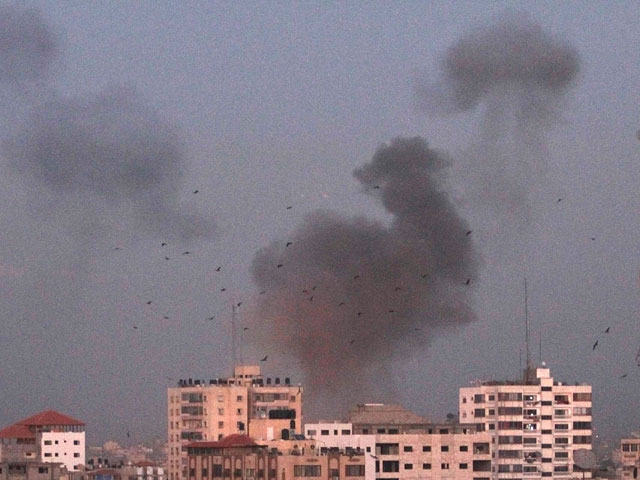 В среду молчание было нарушено: армия Израиля обстреляла автомобиль в секторе Газа, убив лидера боевого крыла "Хамас" Ахмад аль-Джабари