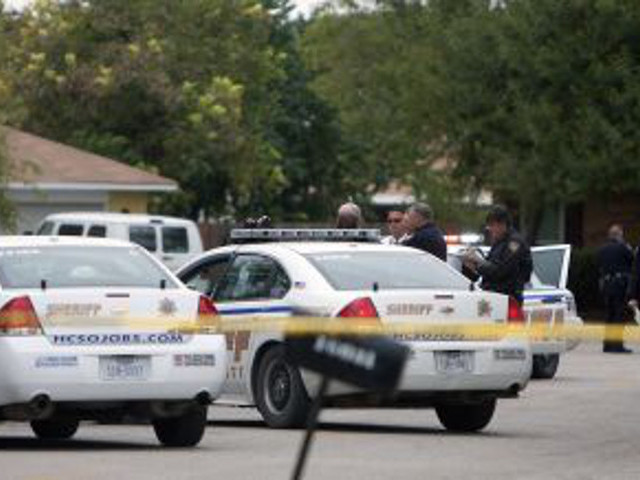 В США, в округе Харрис (штат Техас), неизвестные открыли стрельбу в жилом квартале Чэннелвью. По меньшей мере один человек погиб