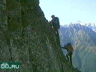 Российские альпинисты посвятили свое восхождение на высоту 3738 метров памяти моряков, погибших на подлодке "Курск"