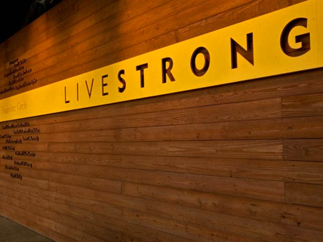 Благотворительный фонд, основанный знаменитым велогонщиком Лэнсом Армстронгом, которого уличили в применении допинга, убрал из своего названия его имя