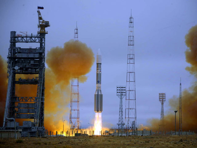 14 октября, в день запуска ракеты "Протон-М" со спутником связи Intelsat 23, жители Горно-Алтайска прекрасно проследили процесс отделения головного блока от третьей ступени, во время которого в небе была заметна яркая вспышка, после которого в небе появил