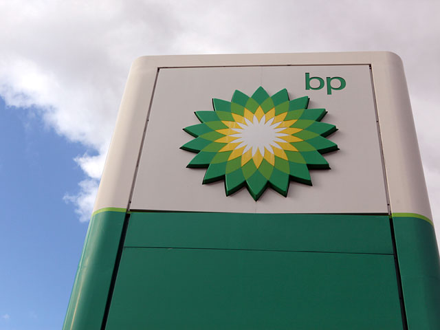 Британская нефтяная компания BP в четверг согласилась выплатить крупнейший в истории уголовных преследований в США штраф по обвинениям в связи с аварией на платформе Deepwater Horizon в Мексиканском заливе в 2010 году