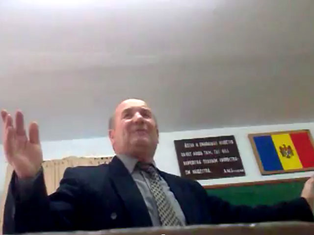 В канун Дня толерантности, который отмечается в 16 ноября, в Сети появилось русофобское видео, на котором молдавский учитель на занятиях по географии разражается бранью в адрес мирового оккупанта в грязных сапогах - России