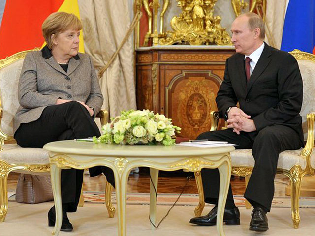 Путин заявил Меркель, что участница Pussy Riot "повесила чучело еврея"