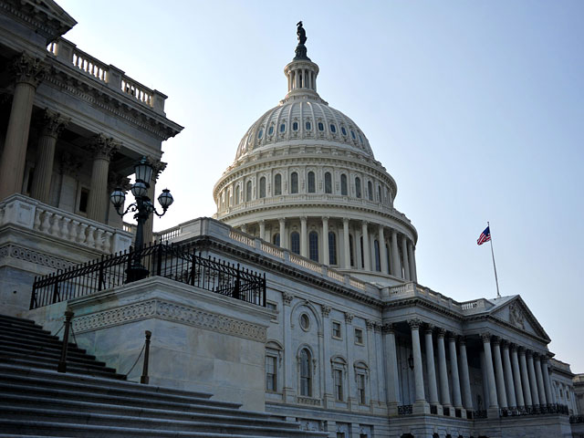 Палата представителей конгресса США приняла в пятницу законопроект о введении визовых санкций против россиян - так называемый "закон Магнитского" - и одновременной отмене ограничительной торговой поправки Джексона-Вэника