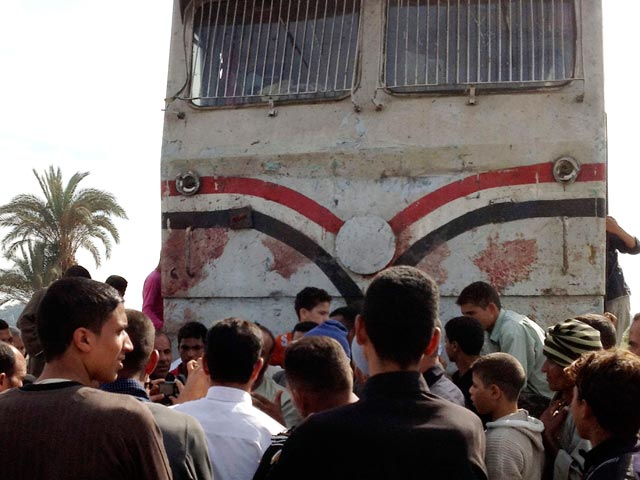 В Египте найден виновник катастрофы на железнодорожном переезде, унесшей жизни 50 человек, в том числе 48 школьников. Путевой рабочий, отвечавший за железнодорожный переезд, спал во время катастрофы
