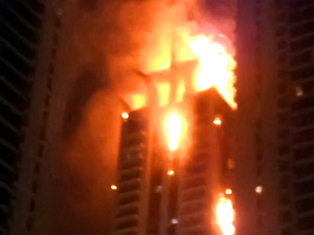 В Дубае произошел крупный пожар в одной из высоток элитного квартала Джумейра-Лэйкс-Тауэрс в центре города