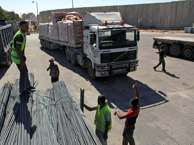 Израиль возобновил в воскресенье поставки товаров и гуманитарной помощи в сектор Газа через единственный грузовой терминал на совместной границе, который был закрыт со времени начала операции против палестинских боевиков в среду