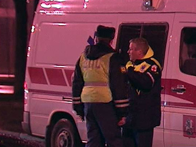 Женщина пострадала в результате наезда автомобиля на автобусную остановку на севере Москвы