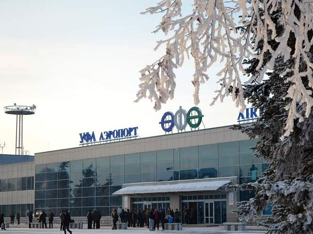 Аэропорт Уфы парализован и вынужден задерживать все рейсы из-за ЧП: самолет, выполнявший рейс из Москвы, выкатился за пределы полосы