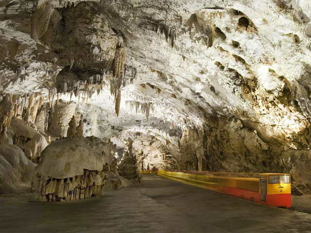В одной из карстовых пещер на плато Крас, расположенной близ города Постойна в Словении в регионе Нотраньско крашка, состоялась жеребьевка мужского чемпионата Европы по баскетболу