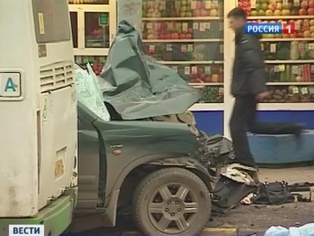Крупная авария со смертельным исходом произошла в понедельник днем на севере Москвы. Внедорожник, за рулем которого находилась молодая женщина, по неустановленной причине потерял управление и выехал на автобусную остановку