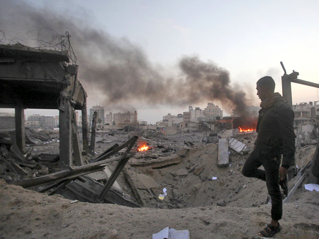 Израильская авиация разбомбила центральный стадион сектора Газа
