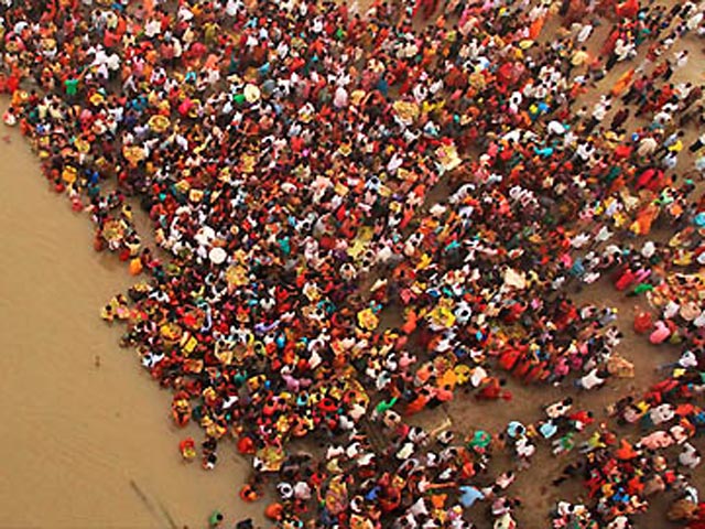 По меньшей мере, 18 человек погибли и еще более десяти получили ранения во время давки в городе Патна (штат Бихар) на севере Индии в ходе празднования фестиваля Чхатх, посвященного богу солнца - Сурье