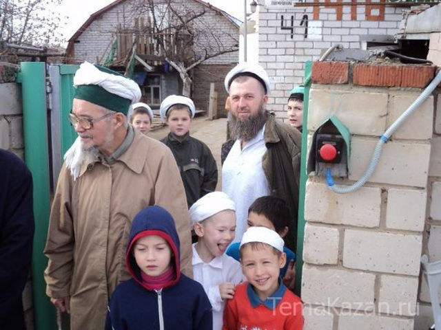 Община, которую возглавляет 83-летний Файзрахман Саттаров, существует в Казани около 10 лет. Ее члены ведут затворнический образ жизни, им запрещено обращаться к медикам, а их дети не ходят в детсады и не учатся в школе