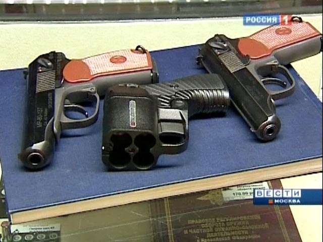 В Москве, по данным источников в правоохранительных органах, практически у половины приезжих с Кавказа и из Средней Азии есть огнестрельное и холодное оружие - травматические пистолеты или ножи