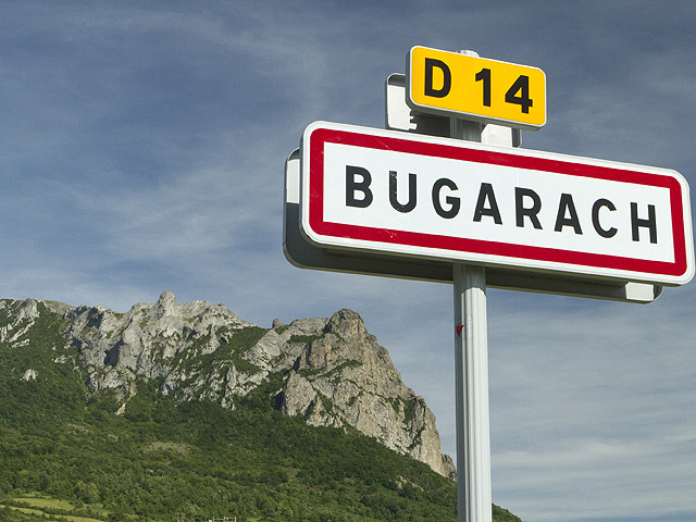 По предсказаниям местных ясновидящих, 1231-метровый пик Бюгараш в предгорьях Пиреней - единственное место, на котором можно будет пережить "Судный день"