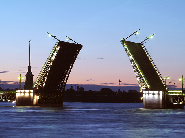 Дворцовый мост в Петербурге полностью закроют на выходные - а то есть угроза, что "сползет в реку"