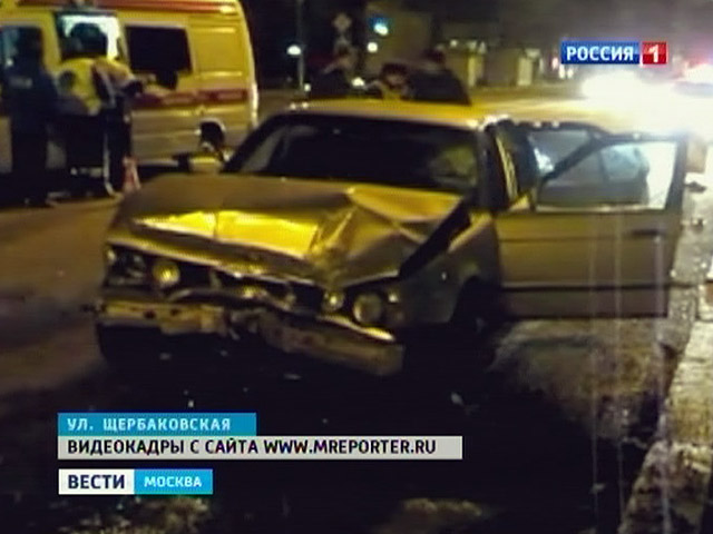 В ночь на вторник два человека получили серьезные травмы на Щербаковской улице, когда автомобиль BMW на большой скорости протаранил припаркованную машину, вылетел на тротуар и сбил пешеходов