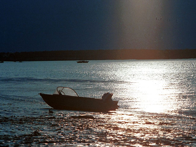 Пустую моторную лодку обнаружили бурятские спасатели на озере Гусиное. Находившиеся на судне рыбаки бесследно исчезли, сообщают в республиканском МЧС