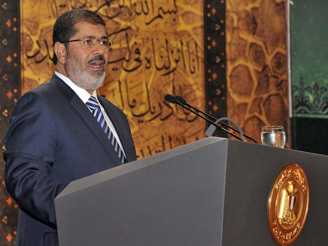 Президент Мухаммед Мурси утвердил новые поправки к конституции Египта, которые наделяют главу государства небывалыми полномочиями. Как передает NEWSru Israel, сторонники либеральных реформ уже сравнивают египетский режим с абсолютной монархией