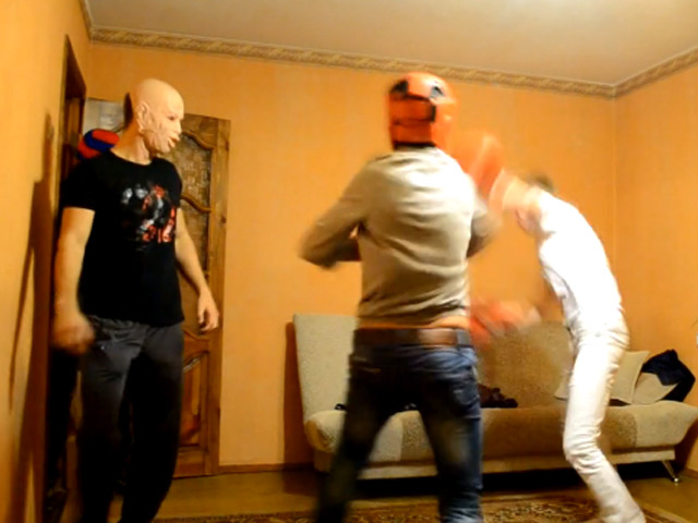 Активисты группы "Оккупай-педофиляй" в Краснодаре вынудили двух подозреваемых в растлении детей боксировать между собой