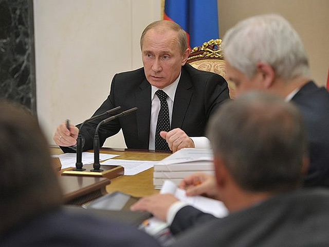 Президент Владимир Путин выделяет 50 млрд рублей из бюджета на достройку энергообъектов Дальнего Востока. Одновременно он подписал указ об объединении двух государственных сетевых компаний МРСК и ФСК