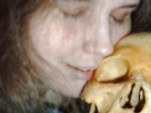 Журналистам удалось взглянуть на шведку, которая держала дома скелет для сексуальных утех. Хотя имя женщины со странными наклонностями остается в секрете, ее фотографии уже проникли в Сеть
