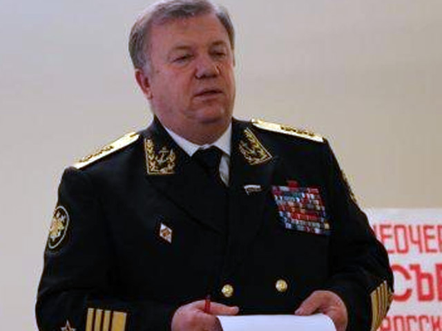 По мнению адмирала Владимира Комоедова, целесообразным будет призывать молодых людей не с 18 лет, как в настоящее время, а на год позже